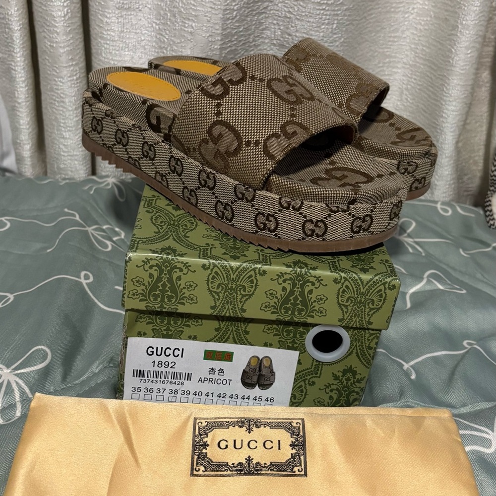 Gucci Beige slides. Women’s size 8